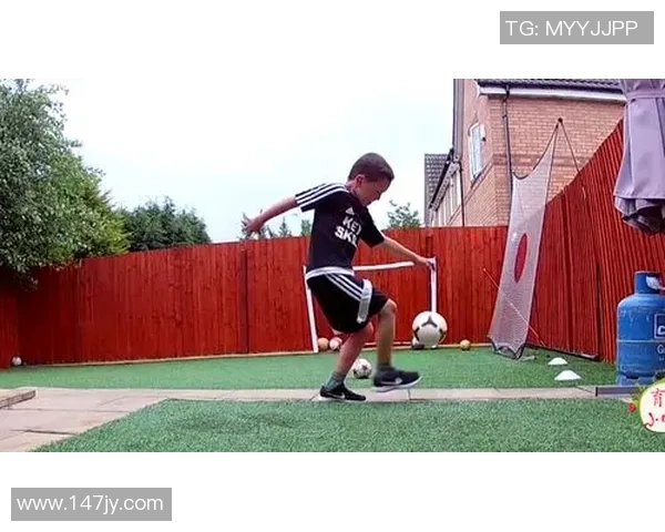 从童年到绿茵传奇揭秘足球巨星小时候的模样与成长故事