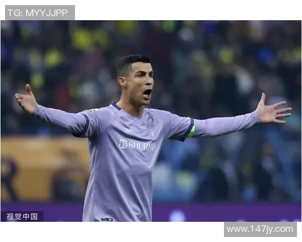 日本足球明星因场内外表现遭批评引发舆论风波